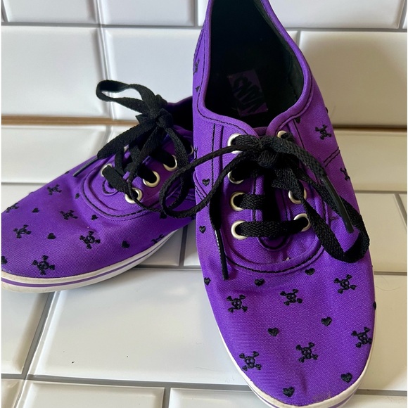 RARE Vans Embroidered Skulls and Hearts Size 6 - Picture 5 of 8
